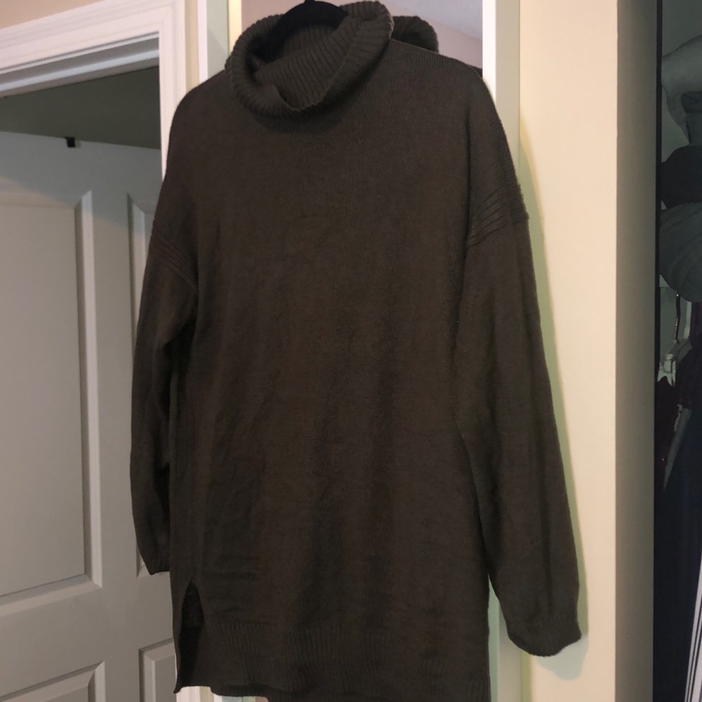 OLIVE TURTLE NECK